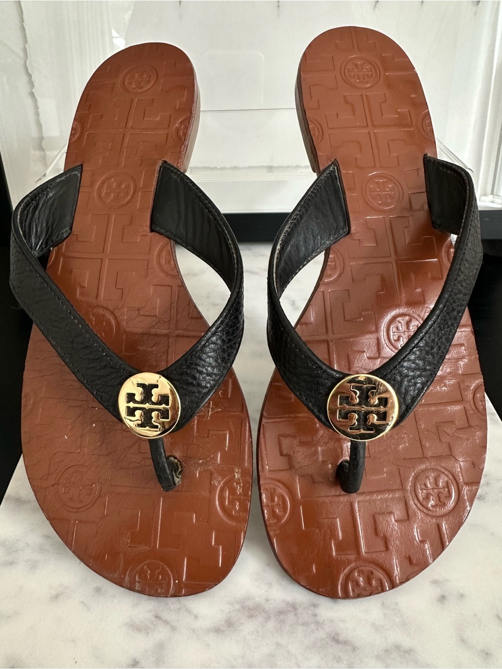 Tory Burch Black Leather Sandals with Gold Logo - Picture 2 of 3